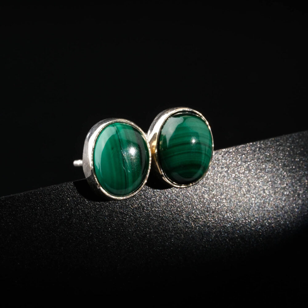 Boucles d'oreilles clous raffinées en argent 925 ornées de malachite verte naturelle ovale.