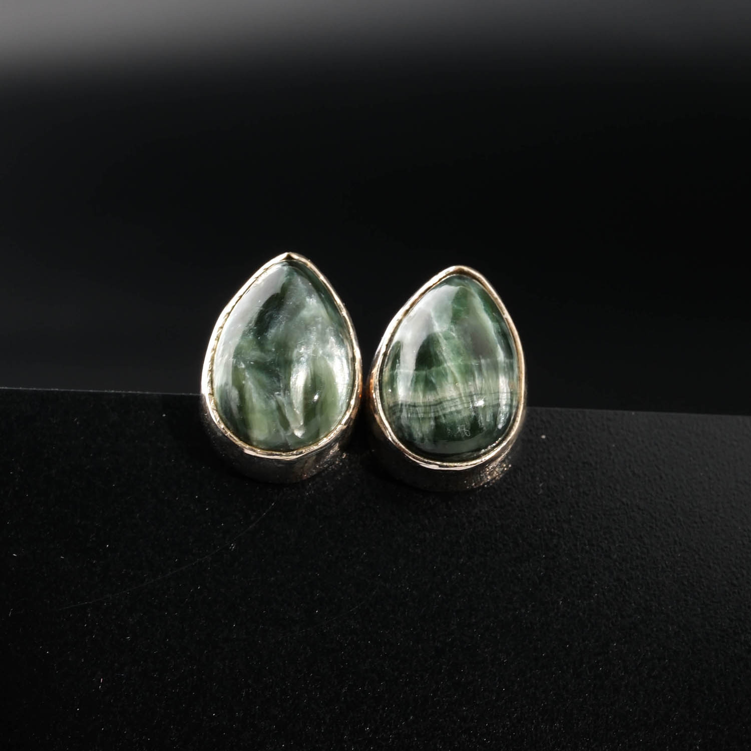 boucles-d-oreilles-femme-argent-925-seraphinite-naturelle-goutte Boucles d'oreilles clous en argent 925 ornées de séraphinite naturelle taillée en goutte cabochon