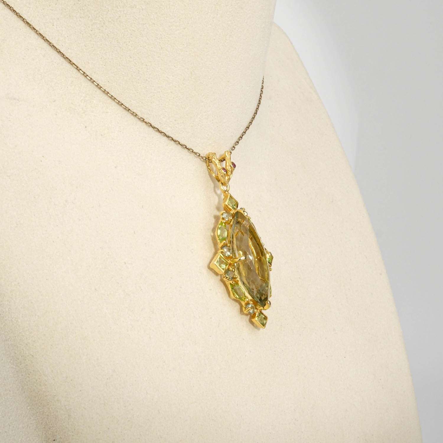 damen-kette-925-silber-gold-marquise-gruener-amethyst-peridot.jpg Damen Anhänger Kette aus 925 Silber vergoldet mit echtem Marquise grünem Amethyst und Peridot Halo auf weißer Seide