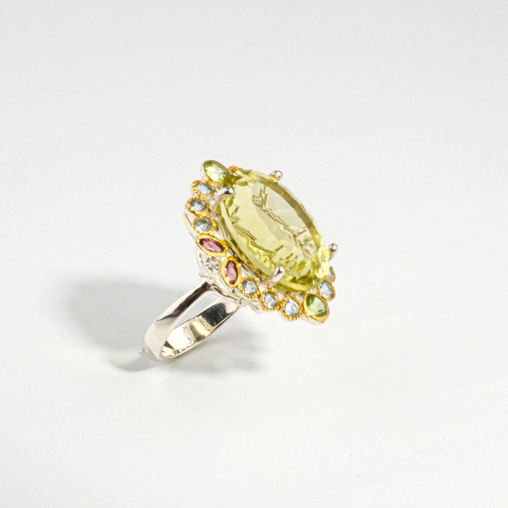 Damen Luxusring aus 925 Silber mit großem Zitronenquarz, rosa Turmalin, blauem Topas und Peridot auf Seide