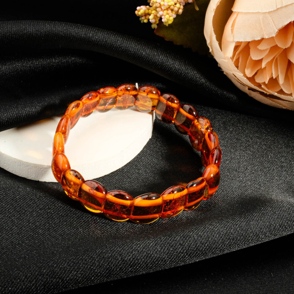 Orijinal doğal bal ve konyak sarısı kehribar oval rolex model bakla kesim unisex bileklik siyah fon çekimi