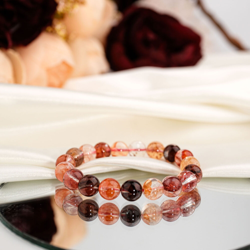 5A+ kalite orijinal doğal kırmızı hematoid kuvars taşı 10-11mm küre kesim unisex elastik bileklik beyaz fon çekimi.