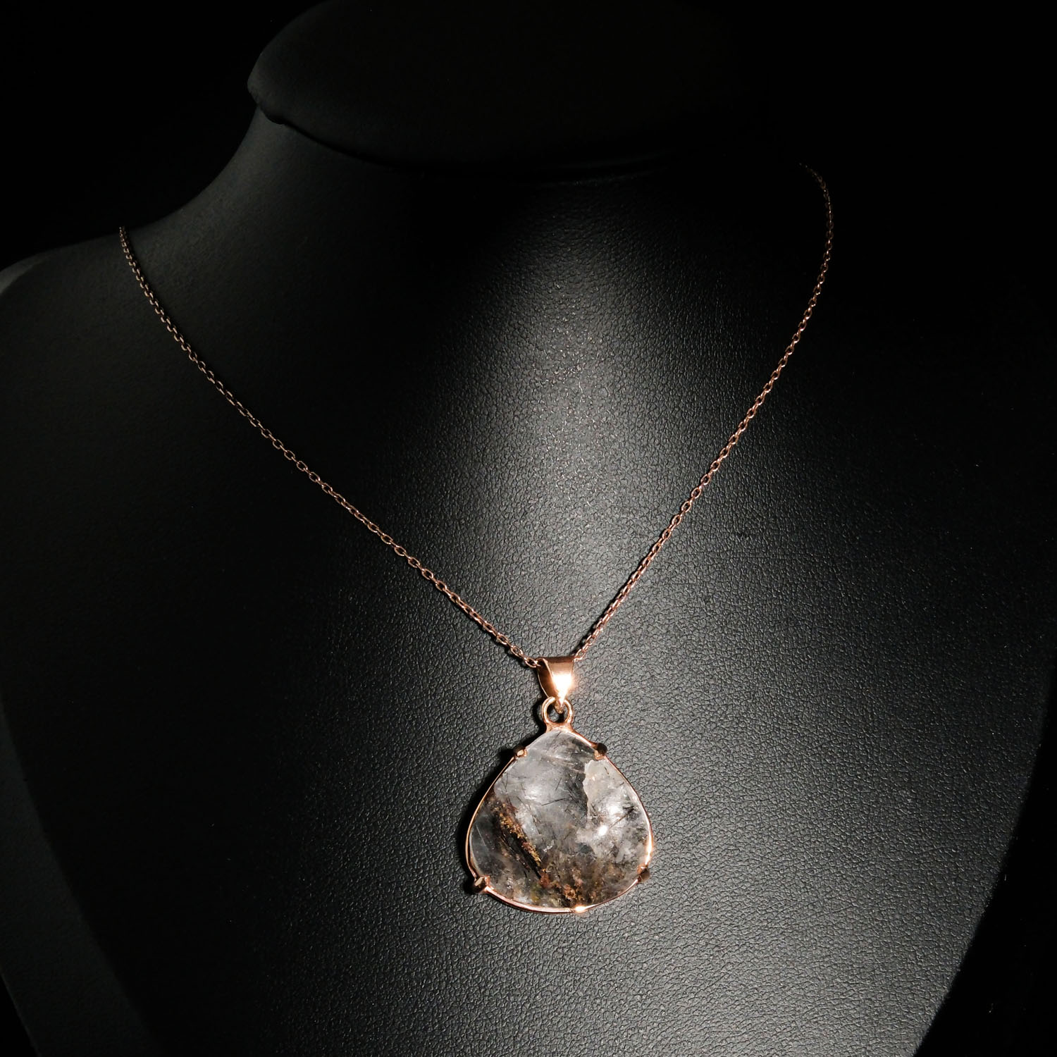 pendentif-femme-argent-925-plaque-or-rose-quartz-rutile-naturel-triangle Pendentif de prestige en argent 925 plaqué or rose orné d'un quartz rutile naturel triangulaire sur fond noir.