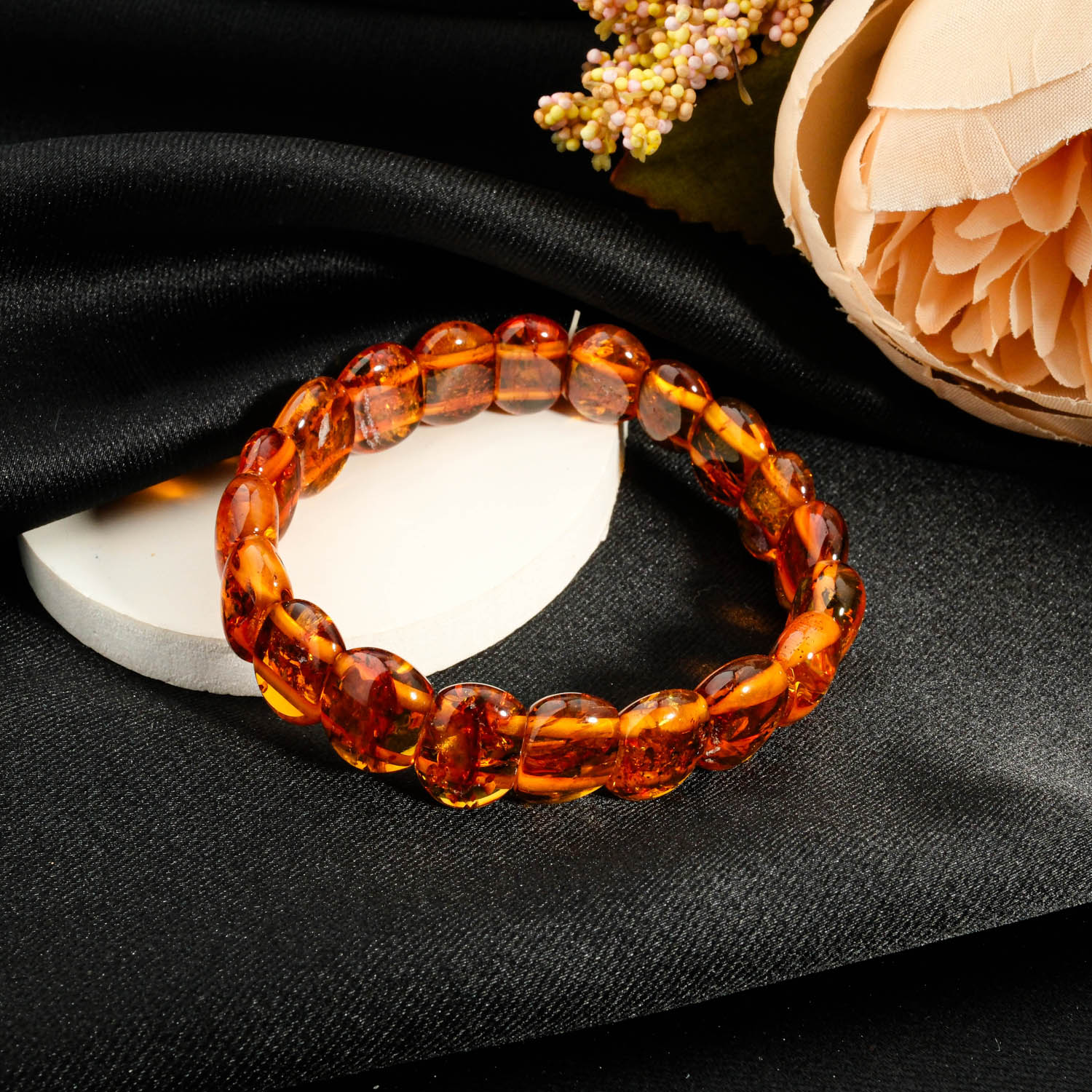 sertifikali-kehribar-dogal-tas-oval-rolex-model-unisex-bileklik Sertifikalı orijinal doğal bal ve konyak sarısı kehribar oval rolex model bakla kesim unisex bileklik siyah fon çekimi.
