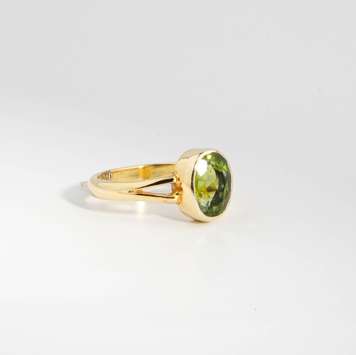 zenski-prsten-od-srebra-925-sa-zlatnom-pozlatom-i-prirodnim-peridotom Ženski elegantni prsten od srebra 925 sa pozlatom i ovalnim fasetiranim peridotom.